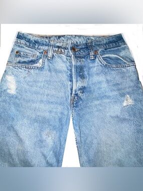 Boyfriend high waisted 90s jean with button up fly and distressed look